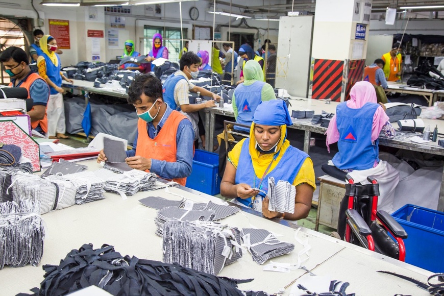 Näherinnen und Näher in einer Textilfabrik in Bangladesch | © GIZ Näherinnen und Näher in einer Textilfabrik in Bangladesch | © GIZ